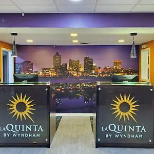 http://la-quinta-inn-suites-memphis-airport-graceland.memphishotelsnow.com